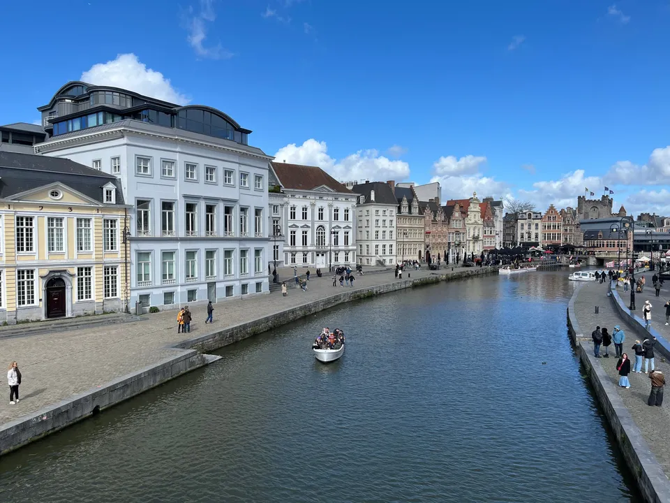 Gentse Leie met historische gevels aan Graslei en Korenlei, Gravensteen op de achtergrond